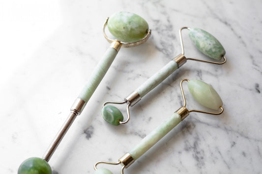 How to Use a Jade Roller for Puffy Eyes
